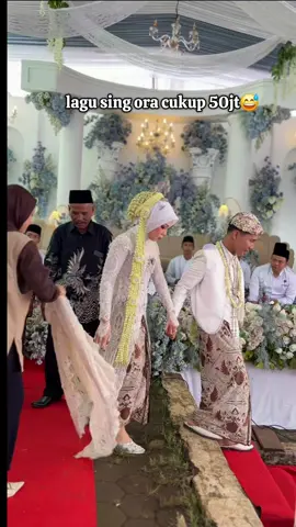 Akhire iso mlaku timik-timik😆 #weddingtiktok #muahits  #makeupbyfirda #saeweddingdecoration 