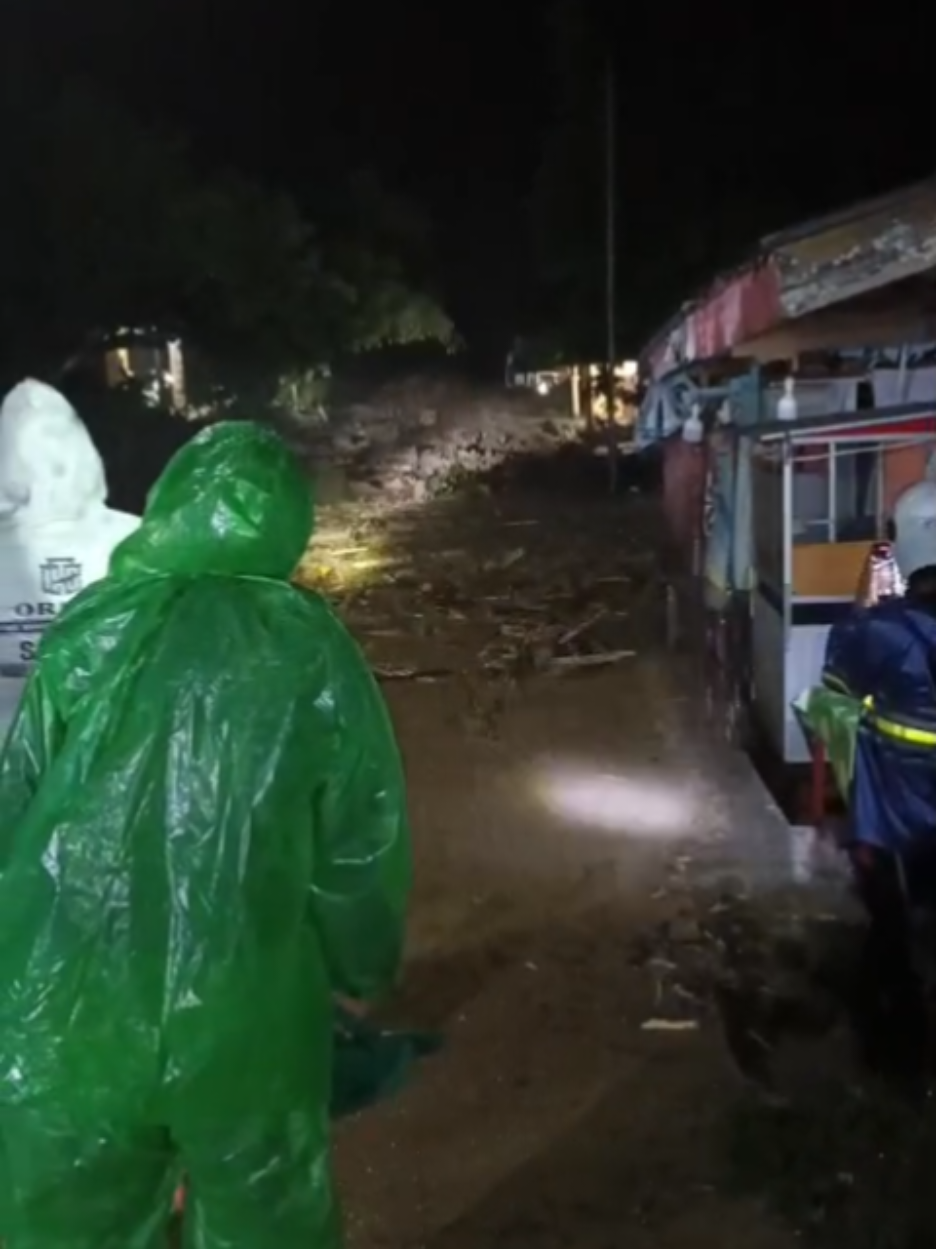 Info terbaru 27 November 2025 pukul 00.10, telah terjadi galodo di Malalo, Kec.Batipuh Selatan. Kab.Tanah Datar. informasi yang didapatkan bahwa telah hancur dihantam bebatuan besar beberapa rumah warga dan menghanyutkan satu buat alat berat (excavator). Mohon do'a nya bersama-sama untuk keselamatan warga setempat semoga tidak ada korban jiwa 🤲🤲🤲 #sumbar #bencanaalam #galodo 