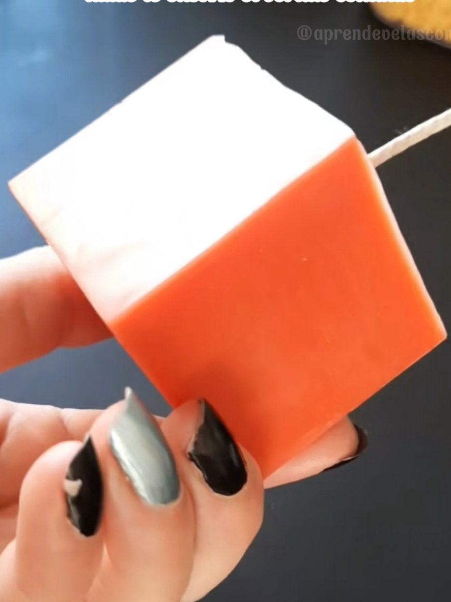 ¡Líneas horizontales arruinan el acabado PERFECTO! ❌ El SECRETO es el vertido continuo y el termostato estable 💡. Comenta PERFECTO 👇 para aprender la TÉCNICA y envíanos un mensaje privado para la capacitación profesional ✉️. #velasartesanales  #velasaromaticas  #hechoconamor #velasdecorativas  #velas 