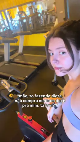 A mãe de vocês também é assim? 🤣 Pouco se fala sobre a grande influência da família na nossa alimentação, rotina e hábitos... Mas isso não significa abrir mão dos momentos juntos. Equilíbrio é justamente saber participar desses momentos em família. 🤩 Quando o ambiente apoia e você sabe se organizar, dá pra viver tudo isso e ainda assim seguir firme no seu objetivo. 💛 Quer entender mais sobre como equilibrar? Me acompanhe nas redes sociais. #kamilakuhn #fyp #nutrição #dicasdanutri #equilibrio 