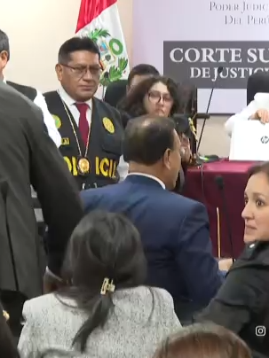 #EnVivo La policía trasladó a Martín Vizcarra tras la lectura de su sentencia, cuya ejecución es inmediata. Ahora el INPE deberá definir en qué penal cumplirá la condena [Mira el noticiero completo y 100% GRATIS -Solo Perú- en tvGO] [Link en la BIO ↑]