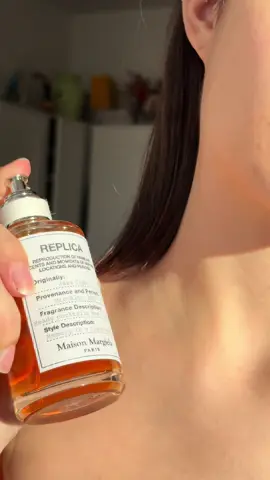 Toujours aussi amoureuse des parfums @maisonmargielafragrances 🫶🏻 La nouveauté le Jazz Club ! Ambiance New Yorkaise. Collaboration commerciale gifted #lorealistarfrjazzclub #maisonmargielafragrances #jazzclub #parfum @Beauty Crew FR 