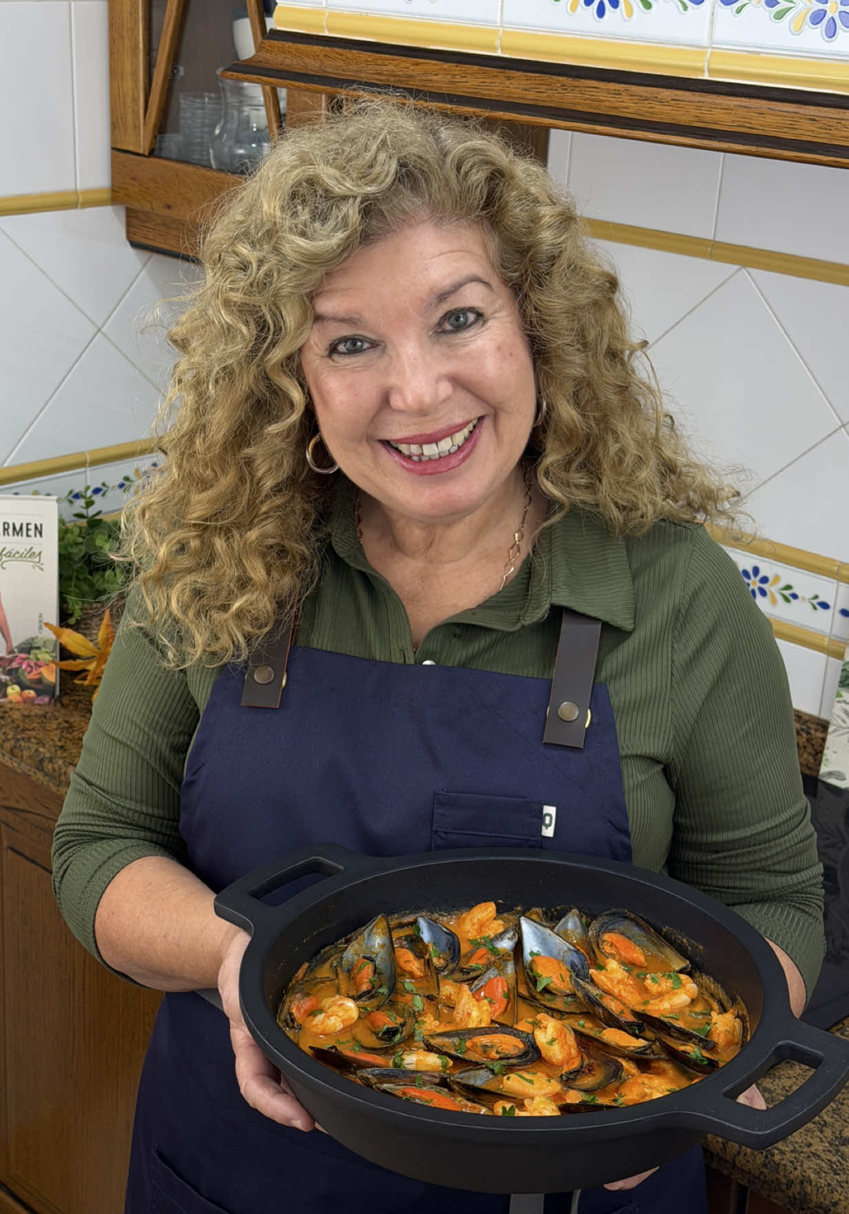 Hoy preparamos Mejillones en Salsa con Langostinos, una receta llena de sabor, perfecta para sorprender cualquier día y que luce como de restaurante. La salsa queda suave, cremosa y con un sabor marinero espectacular. Si buscas una receta fácil, vistosa e ideal para ocasiones especiales, esta te va a encantar 😍✨ 🙋🏼‍♀️Tienes un 5% de descuento en la tienda online de Hida con el código CARMENCOCINA5 (Publicidad) Ingredientes: 1 kg de mejillones 300 g de langostinos pelados (opcional) 6 cdas de salsa de tomate frito Hida @hida_alimentacion  1 cebolla 2 dientes de ajo 1 hoja de laurel 1 cdta de pimentón dulce 1 cdta de harina (opcional) 100 ml de vino blanco o caldo de pescado 300 ml del caldo de cocción de los mejillones 1 cayena o guindilla (opcional) Aceite de oliva virgen extra Pimienta molida #mejillones #navidad #RecetasFáciles #RecetasCaseras #marisco 