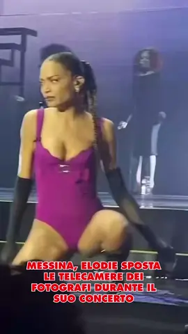 🎥 A Messina, durante una data del tour, Elodie ha reagito con decisione a una ripresa considerata troppo invadente. Nel pieno dell'esibizione di Black Nirvana, l'artista e le ballerine stavano danzando immerse nella celebre vasca d'acqua quando un uomo, posizionato nell'area pit sotto al palco, ha estratto il telefono per filmarla da distanza ravvicinata. Elodie prima gli ha rivolto uno sguardo severo, poi ha allungato il braccio per spingerlo via, invitandolo a interrompere immediatamente la ripresa. Un gesto netto, con cui ha voluto ristabilire un limite che, in quel momento, sentiva superato. Il video dell'accaduto è diventato rapidamente virale sui social.