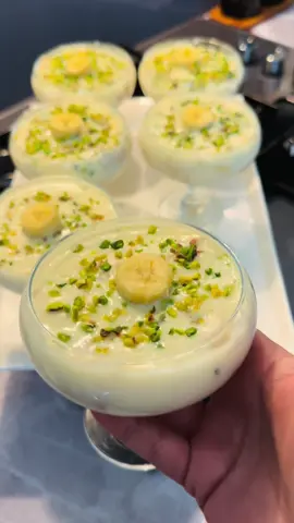 Muzlu Kup  Muhallebisi için ; 1 litre süt  1 çay bardağı toz şeker 3 yemek kaşığı nisasta (tepeleme) 2 yemek kaşığı un (tepeleme) 1 adet yumurta sarısı  1 yemek kaşığına yakın tereyağ 1 paket vanilya şekeri  Aarasına  150 gr kadar bebe bisküvisi (yerine kedi dili bisküvi kullanabiliriz.  2 adet muz  Üzerine  200 ml krema 80 gr beyaz çikolata kullandım. Üzerine çikolata sosu yapabiliriz. Hiç sos olmasa bile üzerine sadece bolca hindistan cevizi dökün hepsi çok lezzetli olur..  Hazırlık  Önce muhallebisini hazırlayalım. Bütün malzemeleri ilave ederek azar ,azar sütü ekleyerek çırpıcıyla karıştıralım orta ateşte sürekli karıştırakar pişirelim.Kıvam alınca ocaktan alıp bisküvi ve muzları ilave edelim karıştıralım.Ben bisküvileri bütün kullandım sizlere önerim ikiye bölerek kullanın. Tatlıyı uygun kuplara alalım. Üzerine kreamayı ve beyaz çikolatayı kısık ateşte karıştırıp dökebilirsıniz.Olmasada oluyor..