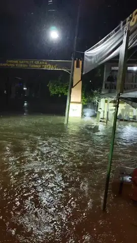 kondisi terkini, kawasan tanah Terban debit air dari sunge tamiang makin bertambah, hujan turun dengan deras, kita cuma bisa update di wilayah Kuala simpang, untuk kecamatan lain kita tidak bisa menjangkau karna terkendala akses lokasi yang terputus karna volume air semakin meninggi #becanabanjir #acehviral #acehbutuhbantuan #acehberduka 