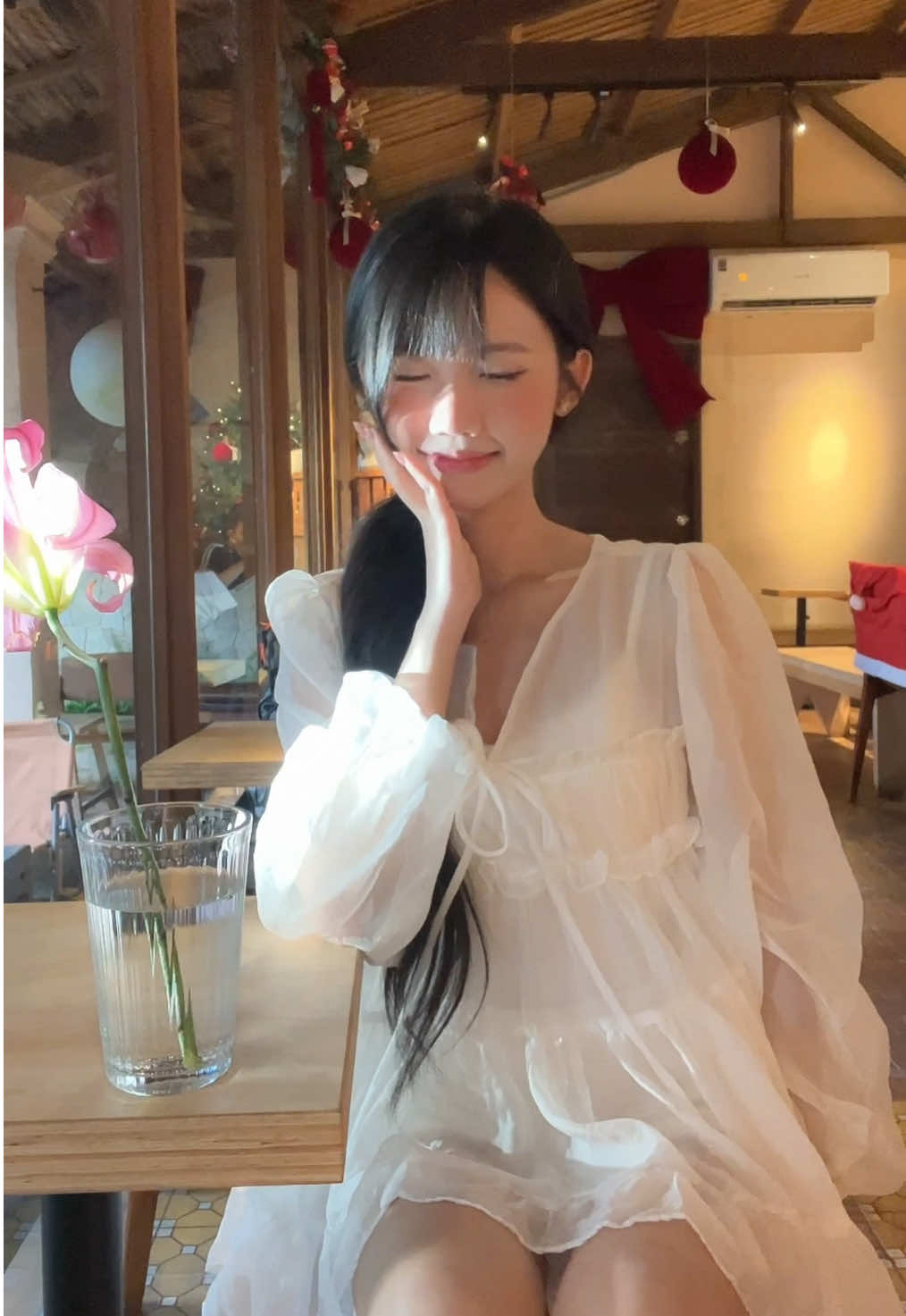 cành hoa ly xinh được cô chú bán hoa tặng 