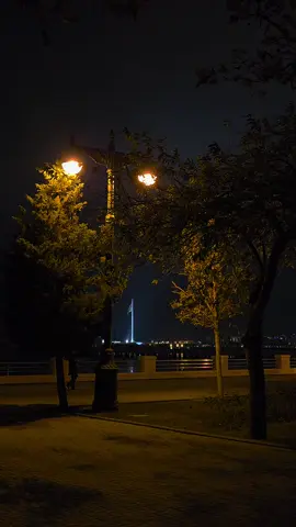 Hərdən elə yorulursan ki, nəfəs aldığın hava belə ağır gəlir. Sanki taleyin qulağına asta səslə pıçıldayırsan: “Mən çox dözdüm, artıq bir az da məni burax…”. Amma o səni buraxmır, çünki həyat bəzən elə bir yerindən tutur ki, qaçmağa da, gizlənməyə də imkanın qalmır. Heç kim görmür, heç kim bilmir ki, sən güclü görünməyə çalışdığın hər gün, içində bir az da çökürsən. Heç kim bilmir ki, sən güləndə belə içində bir ağırlıq var, çünki sən o gülüşü özünü qorumaq üçün taxmısan gerçəkdə isə illərdir yorğun, tükənmiş, darıxmaqdan qocalmış bir ürəyin sahibisən. Bəzən insan güclü olduğu üçün yox, ümidsiz olduğu üçün susar... #mrdbshv 