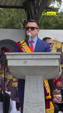 #Tendencia “Tengan la certeza de que este Gobierno respalda el compromiso y el sacrificio de los hombres y mujeres que integran nuestra institución militar”. Con estas palabras, el presidente Daniel Noboa reafirmó el respaldo del Gobierno a las Fuerzas Armadas durante la ceremonia de posesión del Alto Mando Militar. El Jefe de Estado destacó la labor de los uniformados en la defensa del país y subrayó que la unidad, la disciplina y la firmeza son fundamentales para enfrentar las amenazas que afectan al Ecuador.  @ladataec👈 #ladata #TendenciaPolítica #DanielNoboa #FuerzasArmadas 