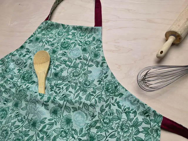 Holidays are around the corner, and one of the best things about the season is all the holiday baking! 🥧🍽️ This Reversible Holiday Kitchen Apron pattern is now live on our blog 🧑🏾‍🍳 We love that you get two looks in one piece, and get to wear it for years to come (hopefully becoming something you can pass down one day)! 🪡