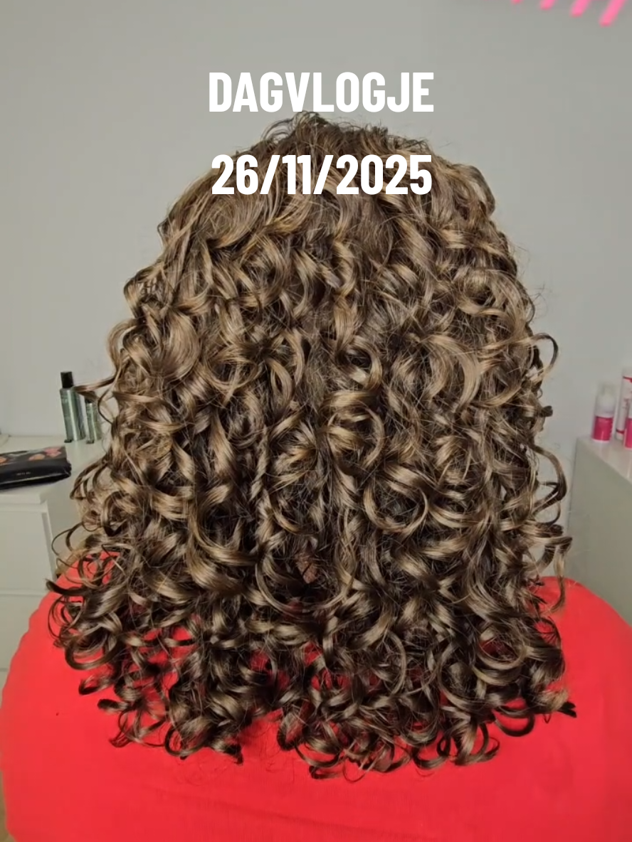 Hoe ziet een dag eruit als leerkracht en krullenkapper in bijberoep❓️ Bekijk deze vlog en kom het te weten. Elke woensdag ziet er wel anders uit! #dagvlog #curlyhair  #leerkracht #krullenkapper #dayinmylife