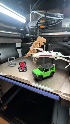 Le hubiera pedido a Santa una Impresora 3D de chiquito @bambulab_latam 😅  Todos los archivos los pueden encontrar en @makerworld_ : 1. Formula 1 Kit Card - TSmitty3D 2. T-Rex Skeleton Kit Card - Fletch 3. Jimny - kit card - Kocyns 4. X-Wing Kit Card - Galactic Armory 5. A1 kit card - mlodybuk  #BambuLab #H2D 