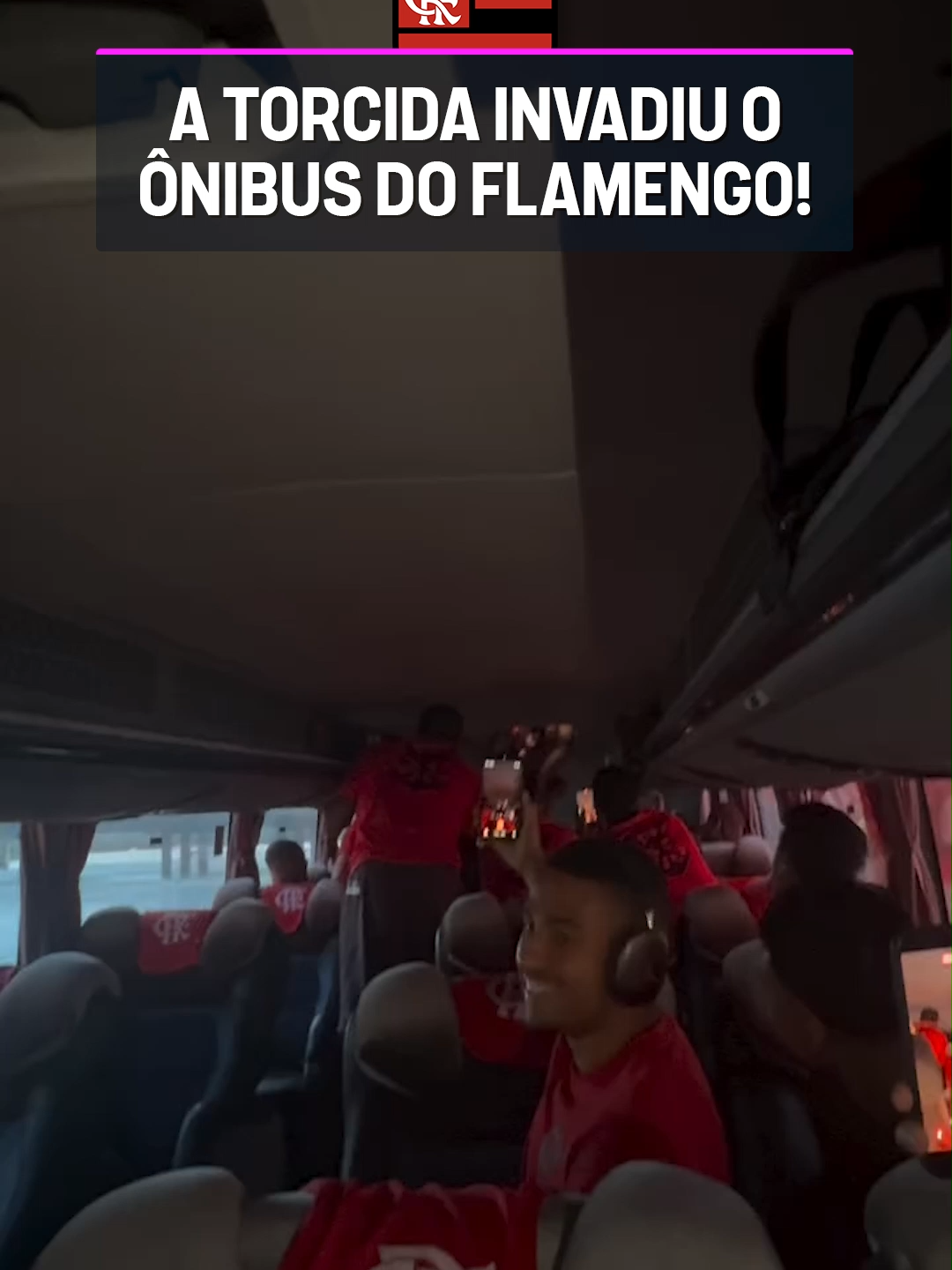 INVADIRAM O BUSÃO DO FLAMENGO PELO TETO! 😱🔴⚫ A torcida do Flamengo levou MUITO A SÉRIO essa parada de carregar o time até Lima! O pessoal até entrou no ônibus pra poder levar os jogadores! Que registro do Juninho! #flamengo #tiktokesportes#aerofla #futebolbrasileiro #libertadores 📹 Insta / juninhovieira___21