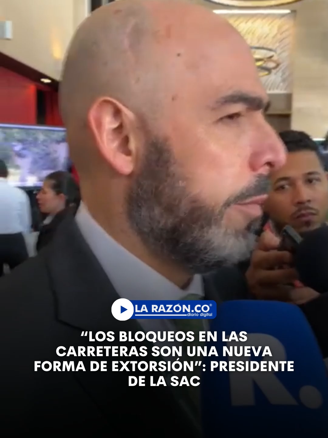 Jorge Enrique Bedoya, presidente de la SAC, advirtió que los bloqueos en las carreteras se han convertido en un mecanismo de extorsión contra el Estado y la sociedad, afectando gravemente el derecho fundamental a la alimentación. Señaló que estas acciones han generado pérdidas como las registradas en la vía Tunja–Bogotá, donde se dejaron de recoger más de 500 mil litros de leche diarios, y recordó que en mayo de 2021 los precios de los alimentos subieron 5.2% por los bloqueos. Bedoya pidió que el Gobierno deje de ser permisivo, aplique sanciones y judicialice a quienes vulneren este derecho, pues las afectaciones se extienden por todo el país sin que haya responsables.