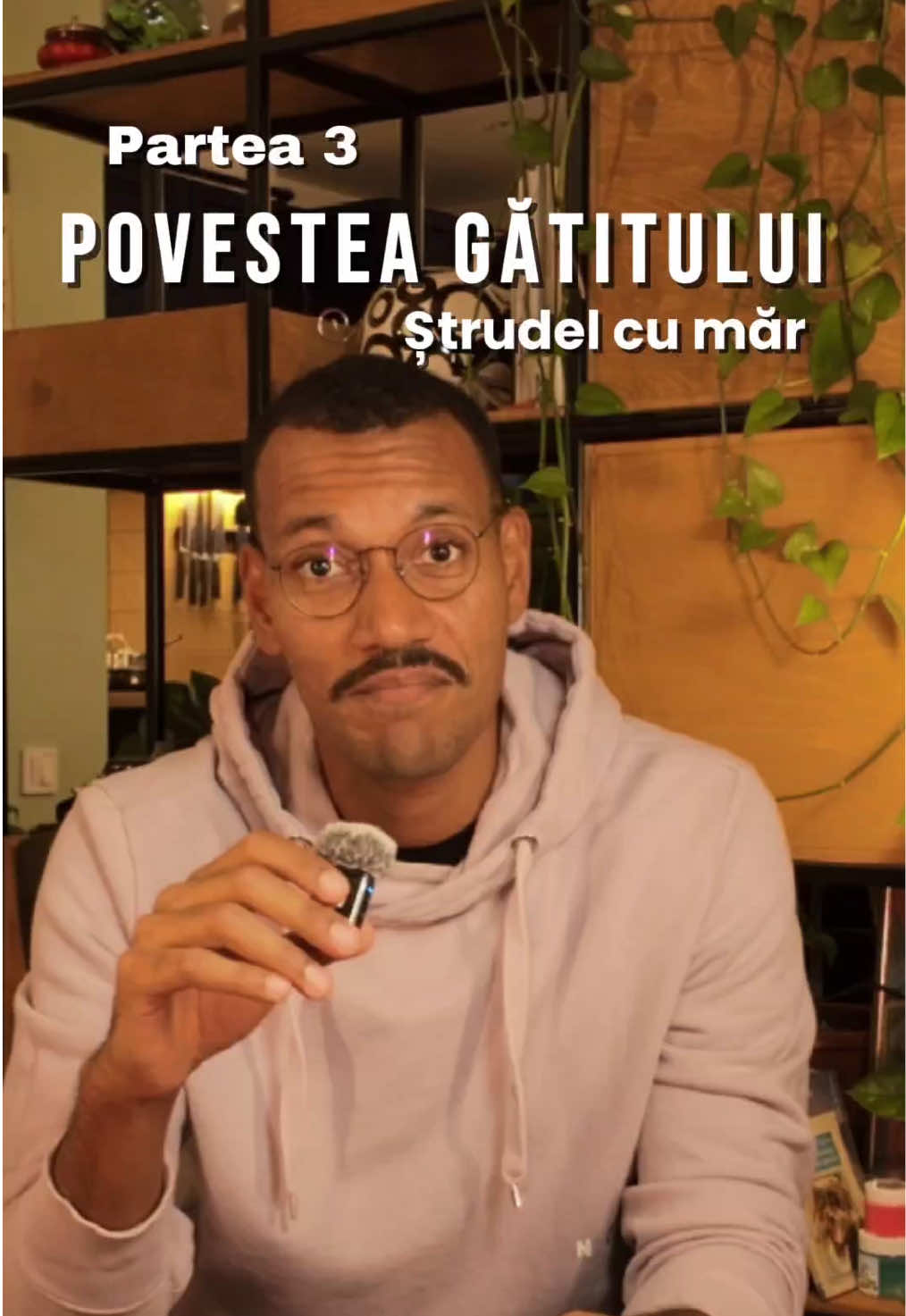 După ce am început să prind încredere cu biscuiții șprițați și am simțit, pentru prima oară, că pot duce o rețetă cap-coadă fără să întreb pe nimeni, am vrut mai mult. Am vrut să testez ceva care, în mintea mea, suna a performanță: ștrudelul tras în foi subțiri, cu mâna. Adevărul e că n-am început cu succese. Am început cu un eșec prelungit: ștrudelul cu untură. Nu aveam unt în casă. Eram o familie modestă. Aveam untură și o idee vagă despre cum „se trag foile”. Am zis: lasă, fac cu ce am. Că tot grăsime e. Și am început. Era vară, era cald, iar untura… se topea instant. Mâinile îmi fugeau pe aluat, dar aluatul nu voia să fugă pe planșetă. Se lipea, se rupea, se strângea la loc. N-aveam tehnică. N-aveam YouTube. Nici măcar o explicație coerentă în vreo carte de bucate. Laminare? SF. Tot ce știam era că foile trebuie să fie subțiri. Așa zicea cineva. Așa am încercat. Le întindeam cum puteam. Nu ieșeau. Le coceam. Ieșeau tari, crocante pe margini și crude la mijloc. Dar le umpleam cu mult măr ras, scorțișoară și un pic de zahăr și speram că aroma o să salveze tot. Și de fiecare dată când trăgeam foaia și nu ieșea… învățam ceva. Uneori îmi ieșea mai bine. Alteori mai rău. Dar de mâncat, le mâncam. Erau dulci. Erau ale mele. Erau muncite. Nu era foietaj, dar era desert. Și uite-așa am învățat că nu toate rețetele ies din prima. Dar lecția, chiar dacă e afumată sau crăpată… tot intră. Tot o simți. Tot îți dă curaj să mai încerci o dată. Dacă ai și tu o rețetă care nu ți-a ieșit nici după 10 încercări, zi-mi. Suntem mulți în clubul ăsta. Și nici nu-i așa grav, atâta timp cât mai e mere în casă.