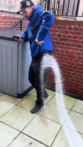 Pantalonii ăștia sunt făcuți pentru oameni care chiar muncesc în condiții grele: garaje, depozite reci, șantiere, livrări pe vânt și ploaie. Sunt călduroși, au fleece pe  dedesubt, dar NU te încingi în ei — țin cald, dar lasă pielea să respire. Material windproof și waterproof, cu buzunare practice, fermoare rezistente și centură încorporată. Super comozi, ideali pentru iarnă și vreme rece. Disponibili pentru UK, Germania și Franța. #tiktokmademebuyit  #blackfridaysales  #man #🛍️  #FleeceLinedPants 