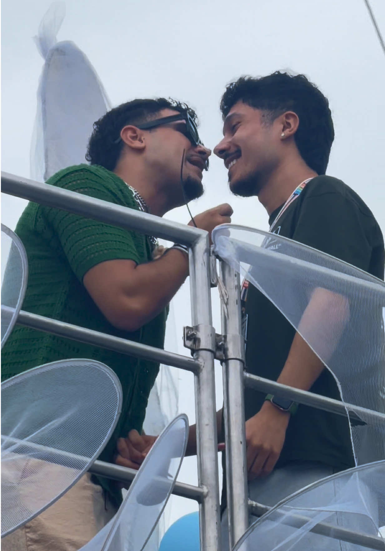 Encontrei o menino dos dates e chamei pras brincadeiras bobas e gostosas 