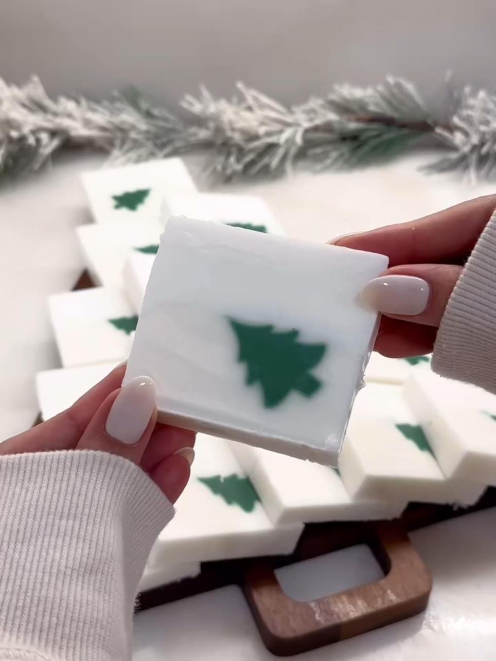 Jabones que huelen a Navidad 🎄🧼 En mi curso online de jabones artesanales navideños✨, aprendes a crear diseños hermosos, aromas festivos y piezas perfectas para regalar o vender en esta temporada. Transforma cada barra en un detalle lleno de magia, color y creatividad. #jabonesnavideños #jabonesartesanales #emprenderencasa