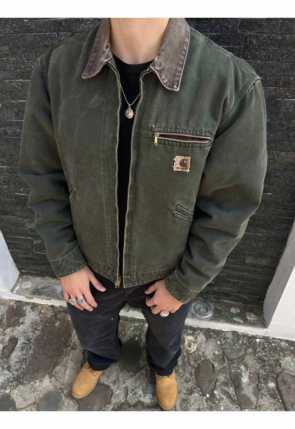 Gato naranjoso y Carhartt Detroit J97 MOS 200 Instagram: evasociety_  #carharttjacket #gatonaranja #fyp #outfit #parati 