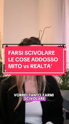 🌀 “Me le faccio scivolare addosso” Ce lo siamo detti tutte almeno una volta. Come se fosse un segno di forza. Come se non sentire fosse l’obiettivo. Ma siamo esseri umani. Siamo fatti per entrare in risonanza col mondo. Lo attraversiamo, e lui ci attraversa. Lo modifichiamo, ma ci lascia anche il segno. Non è debolezza. È natura. Non si tratta di diventare impermeabili alla vita. Ma di imparare a contenere. Dare un nome, un confine, un senso. Imparare a contenere le emozioni è molto più saggio che illudersi di non provarle. #psicologa #emozioni #terapia #sentire #psicologo 