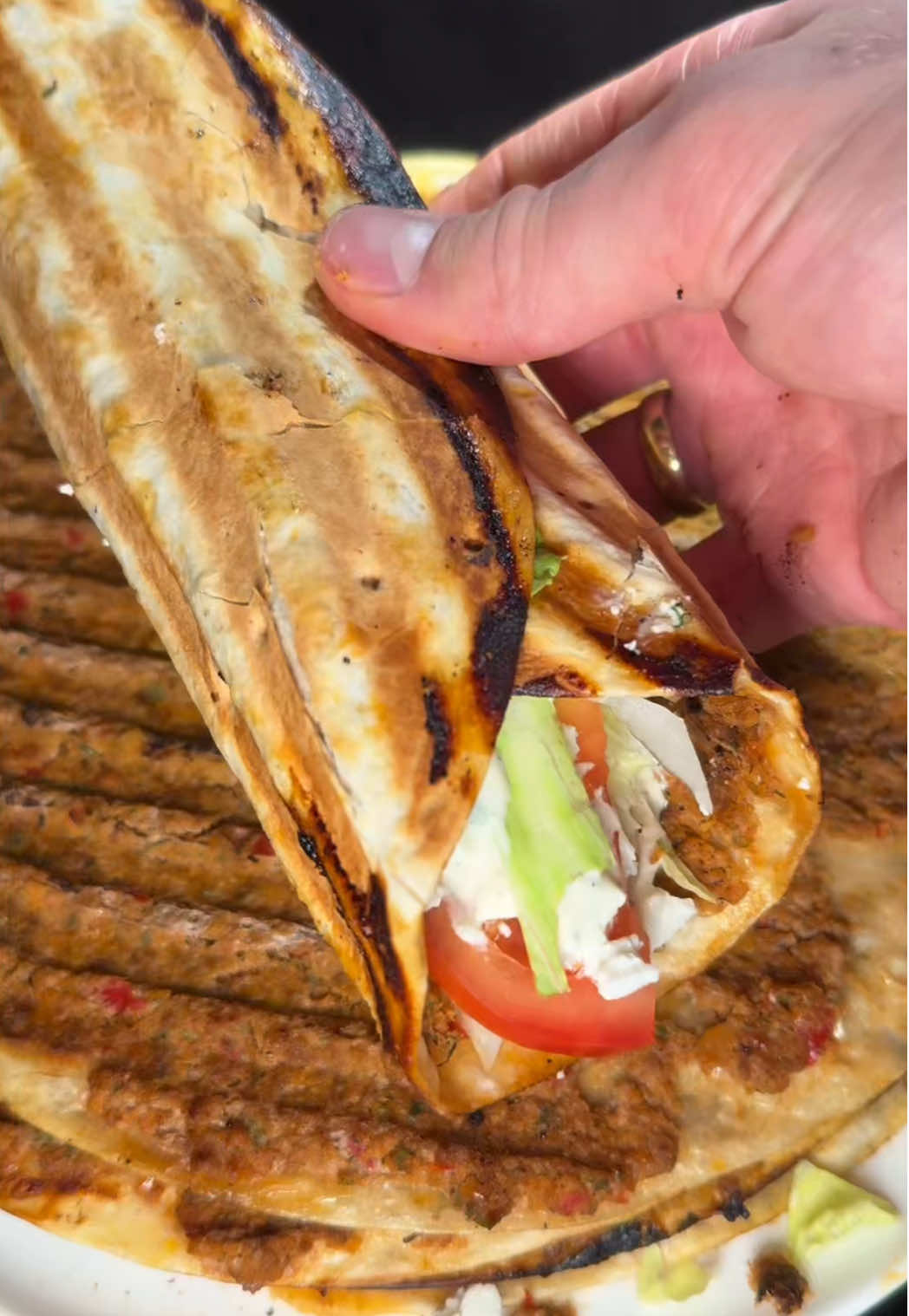 This is the quickest and tastiest lahmacun you can imagine🤤 Ingredients: 	•	6 wraps 	•	500 g ground meat 	•	1 red sweet pepper 	•	1 green sweet pepper 	•	2 onions 	•	1 tomato 	•	3 garlic cloves 	•	2 tbsp tomato paste 	•	1 tsp paprika powder 	•	1 tsp oregano 	•	1 tsp cumin 	•	2 tsp salt 	•	1 tsp black pepper 	•	Parsley 	•	Olive oil               #FoodTok #Recipe #lahmacun #turkishfood #cooking 