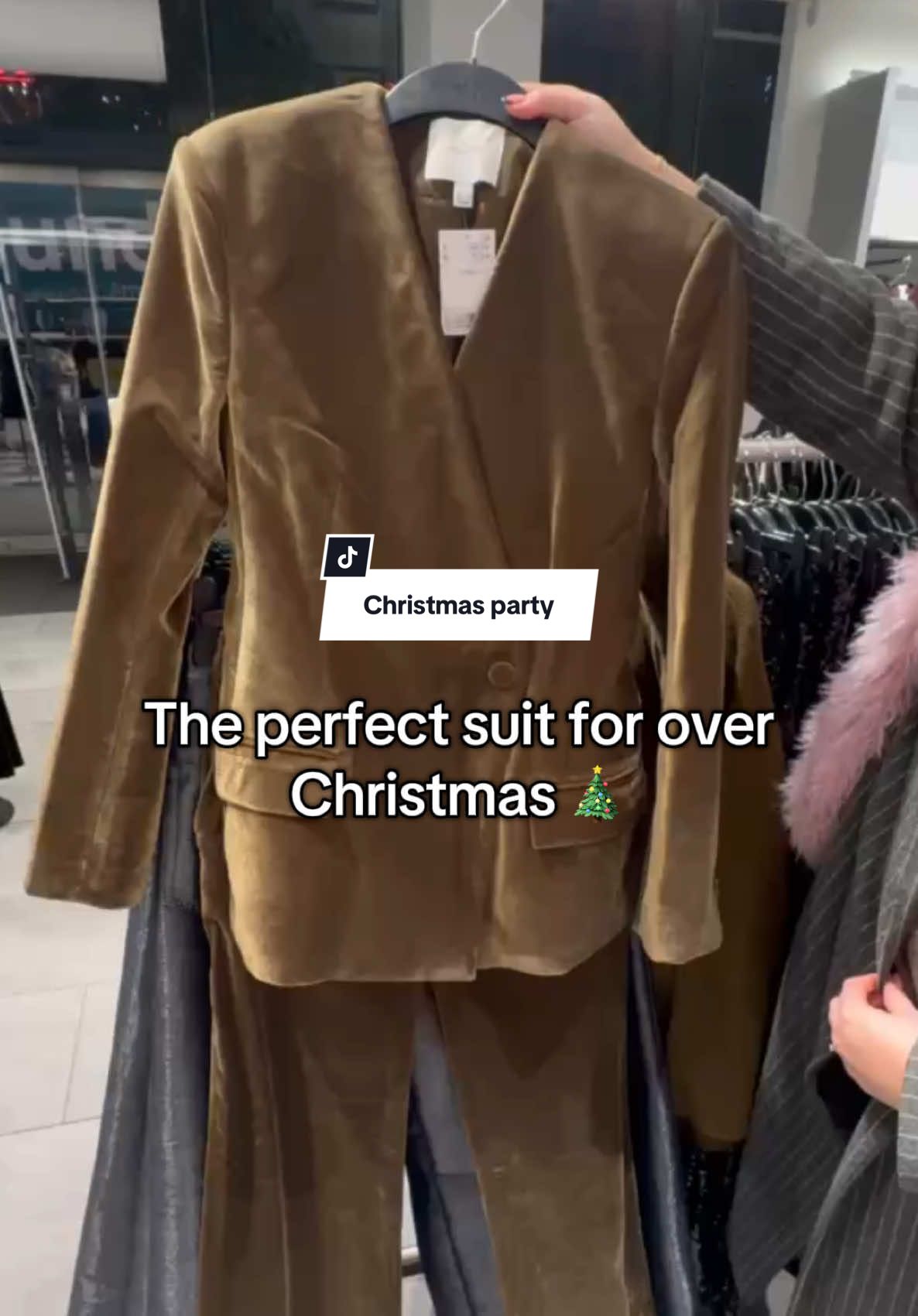 Wow how gorgeous is this suit for over Christmas 😍 @H&M #christmasoutfits #christmasparty #christmasfashion #partywear 