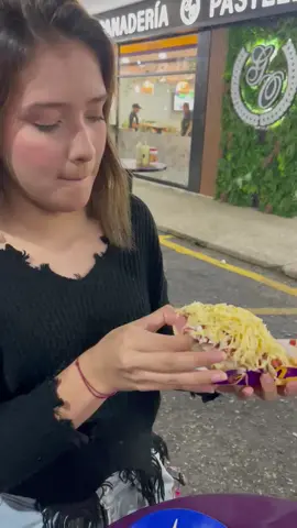 Las niñas lindas😂 @mariavgonzalezr  #fyppppppppppppppppppppppp #fypage #paratii #comer #calle 