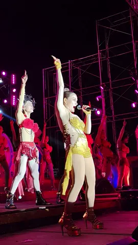 ม่วนคักอีหลี มักแฮง... #ใหม่พัชรี #คอนเสิร์ตร่วมสมัยใหม่พัชรี  @mai_phatcharee 