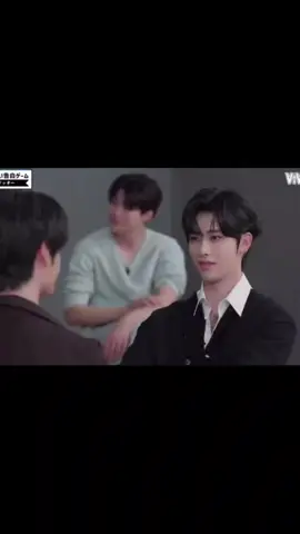 Jiwoong: Lo entiendo. Ricky: ¿Jiwoong, no estas siendo muy frío ahora? Jiwoong: Estoy bien. Soy lindo, soy lindo. Hao: Ataca ya~ Hanbin: ¿Cuándo es Cuándo Jiwoong se ve más como de la generación Z? Ricky: Cuándo está aguantándose la risa ahora mismo. Jiwoong: Gracias. Pero cuando Ricky hace esto así... Ricky: ¡Jiaaah! (amenaza rara). (Los miembros se rien de cómo Jiwoong está aguantando la risa) Taerae: Wow ~ Ricky es fuerte,  eh~  Hanbin: Muy bien, terminó.  Hanbin: Esta ronda estuvo en una línea bastante delicada. Jiwoong: Creo que es la primera vez que miro tanto a Ricky. Así, directamente de frente. Taerae: Pudiste ver los detalles. Hanbin: Taerae estuvo viendo esta ronda muy emocionado, pero... Taerae: ¿Yo?  Hanbin: ¿Quién crees que perdió? Taerae: Yo creo... Creo que Jiwoong perdió.  Taerae: Su defensa y ataque (Ricky) fueron muy fuertes.  Gyuvin: En serio, es demasiado bueno (risas). Fue increíble~  Hanbin: Una vez más el equipo menor se llevó la victoria. #kimjiwoong #jiwoong #Ricky #Minamz #zerobaseone 