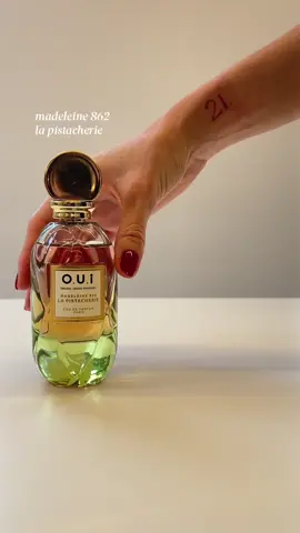 Você sabe quais são as notas olfativas da sua fragrância favorita? 👃 As notas de topo são as primeiras que você sente, as de corpo aparecem depois e revelam a essência do perfume, e as de fundo são as que permanecem na pele por mais tempo. Nas fragrâncias de O.U.i Paris, essa combinação cria composições equilibradas e cheias de personalidade. #ouiparis #altaperfumaria #perfumetok