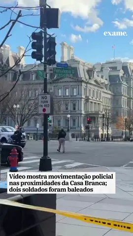 Dois membros da Guarda Nacional dos Estados Unidos foram baleados nesta quarta-feira, 26, nas proximidades da Casa Branca, em Washington. A ocorrência foi confirmada pela agência Reuters, mas o estado de saúde dos militares ainda não foi divulgado. Uma pessoa foi detida. Vídeos publicados nas redes sociais mostram a movimentação intensa de policiais nos quarteirões próximos à Casa Branca. A polícia local isolou a região enquanto equipes de emergência atendiam uma das vítimas, que foi colocada em uma ambulância com o nariz e a boca cobertos de sangue. Segundo o jornal The New York Times, a Casa Branca informou que o presidente Donald Trump foi comunicado sobre o incidente. Ele deixou a capital na noite anterior, terça-feira, 25, com destino à Flórida, onde deve permanecer durante o feriado de Ação de Graças. Para saber mais, acesse a #EXAME. Link na bio! 🖋️ Redação EXAME 📸 Reprodução/Redes sociais