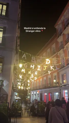 Acabaremos la serie o la serie  acabara con nosotros??😭😭🥹 #strangerthings #madrid #callao 