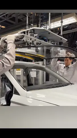 How Automakers Really Mount a Windshield. #automobile #automotive #assembly #mechanic