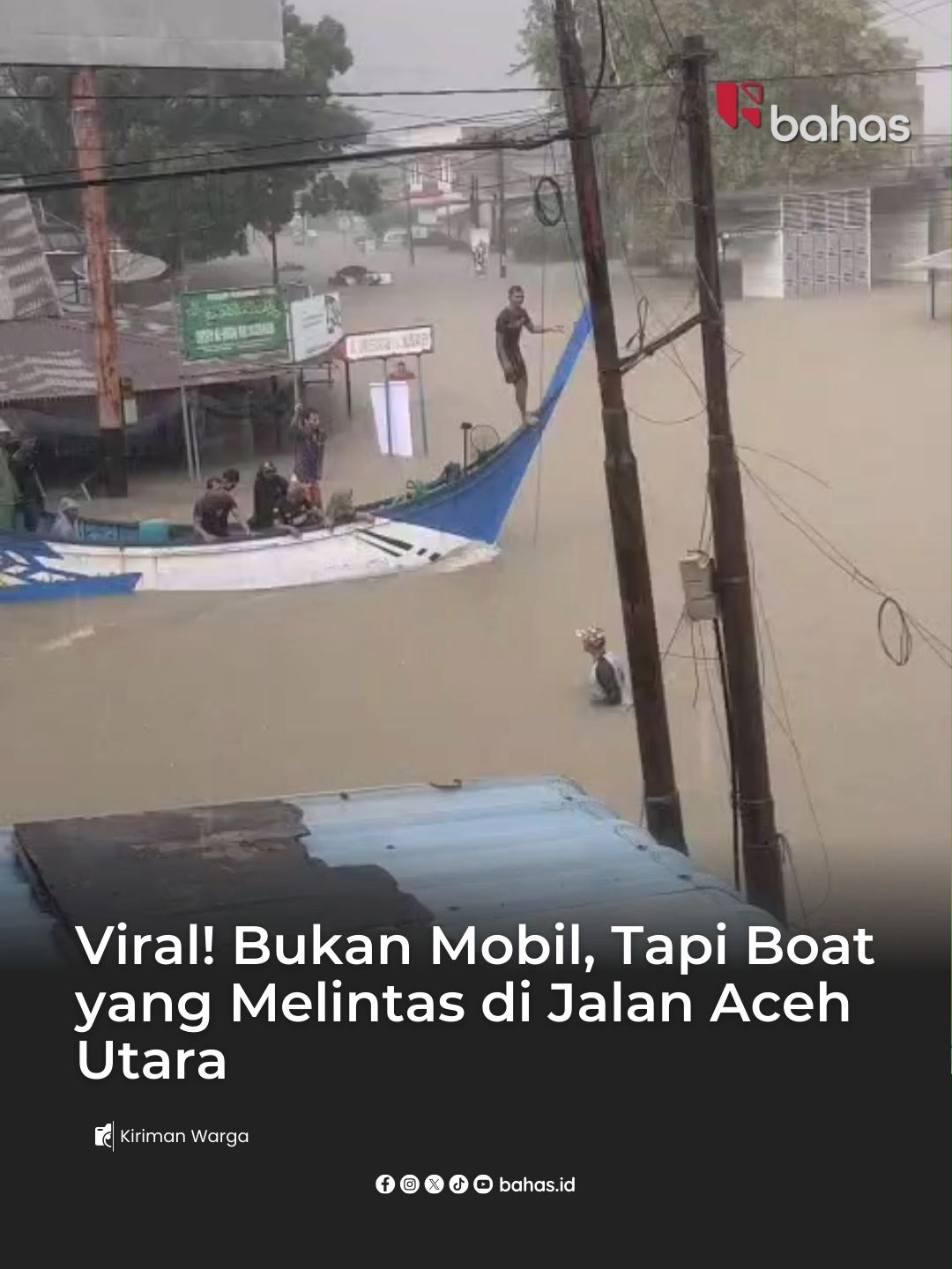 Tingginya genangan banjir di Kecamatan Muara Batu, Kabupaten Aceh Utara, memaksa warga melakukan langkah darurat dengan menurunkan perahu motor (boat) ke badan jalan. Dalam video amatir yang viral, terlihat boat melintas di atas aspal Jalan Bandara Malikussaleh dan akses menuju Kampus Unimal Reuleut. Perahu tersebut kini menjadi satu-satunya alat transportasi untuk mengevakuasi warga yang terisolasi dan mengangkut barang penting, mengingat kendaraan darat sudah lumpuh total dan tidak bisa melintas akibat tingginya debit air. #BanjirAcehUtara #MuaraBatu #Unimal #InfoBencana #AcehBanjir