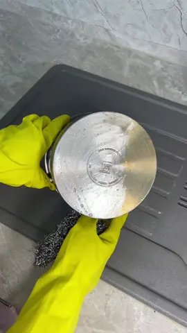 Mein neuer Topf ist mir eingebrannt ich war so traurig und aus Erfahrung dachte ich das bekomme ich nie wieder so sauber, dann habe ich ein Video gesehen… jetzt sieht ihr das Video bleibt gespannt auf das Ergebnis. Kommentiert ob das euch auch schon passiert ist und was habt ihr gemacht? Folgt gerne für mehr Tipp. Putzen #putzen #cleaning #CleanTok #smalltalk #cleaninghacks 