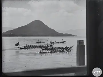 #၁၉၃၀ ခုနှစ် မြိတ်ကမ်းနားလမ်းမှာ လှေလျှော်ပြိုင်ပွဲပြုလုပ်ခဲ့တယ်လို့ သိရတယ် အရှေမှာမြင်နေရတာကတော့ ပထော်ပထက်တောင်ပါ