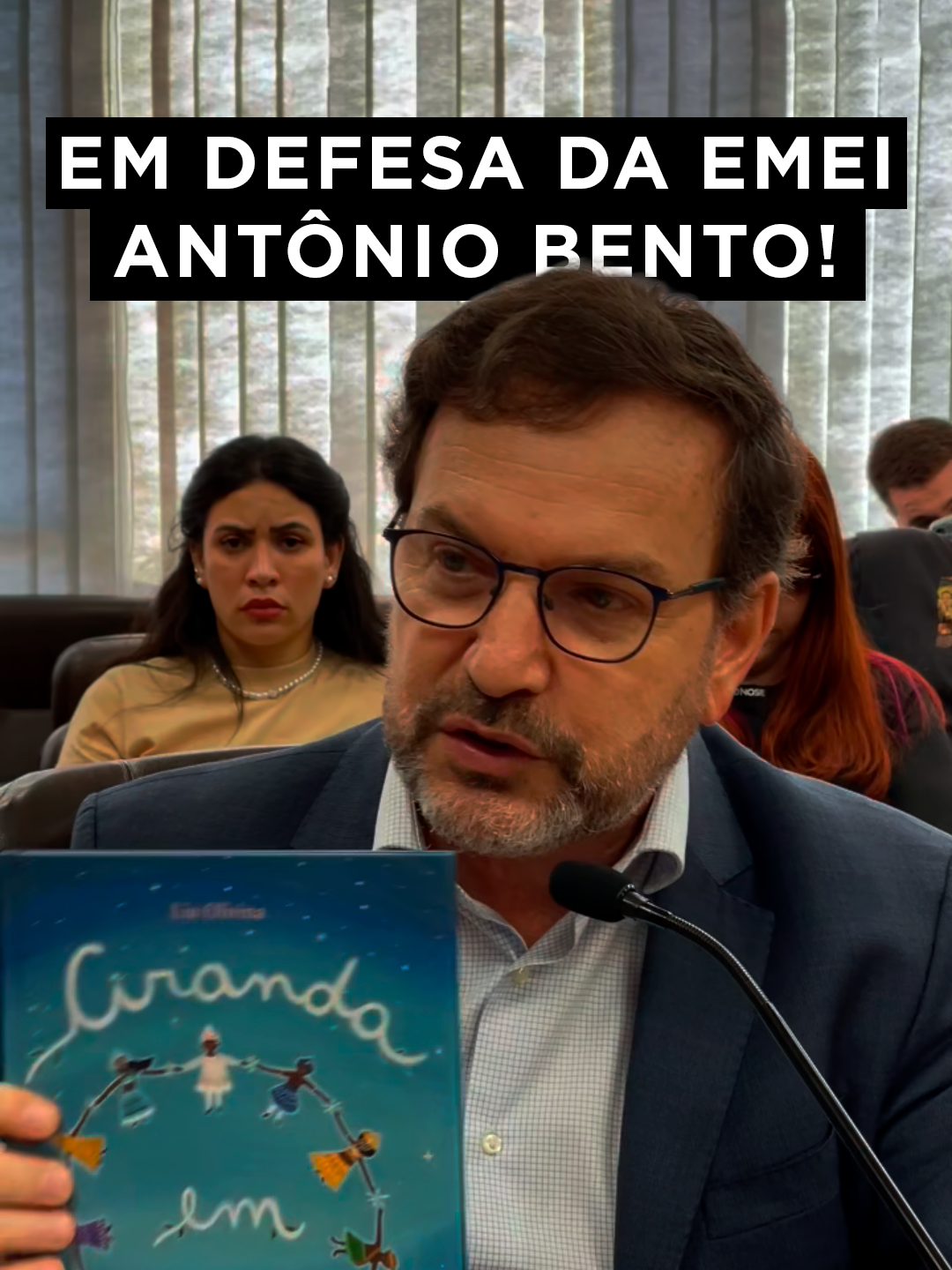 REQUERIMENTO APROVADO! Exigimos explicações sobre a invasão da PM à EMEI Antônio Bento! Foi aprovado na Comissão de Educação da Câmara um Requerimento, de minha autoria, exigindo respostas da Prefeitura, SME, Secretaria de Estado da Segurança e Comando-Geral da Polícia Militar. Os policiais invadiram a #EMEI da zona oeste em 12 de novembro: apavorando crianças e intimidando funcionários e responsáveis. Tudo isso por conta do desenho de um orixá feito por uma criança. Inaceitável!  O nosso coletivo Educação em 1° Lugar acionou uma série de órgãos para investigar essa ação truculenta. O MP acatou nossa denúncia e já cobrou providências da Prefeitura em relação ao ocorrido. O prefeito Ricardo Nunes precisa defender a comunidade escolar de São Paulo! A sua omissão até o momento é vergonhosa! Os policiais envolvidos nesse absurdo também precisam ser punidos de forma exemplar para que isso nunca mais se repita! COMPARTILHE! A Educação Antirracista precisa virar realidade!