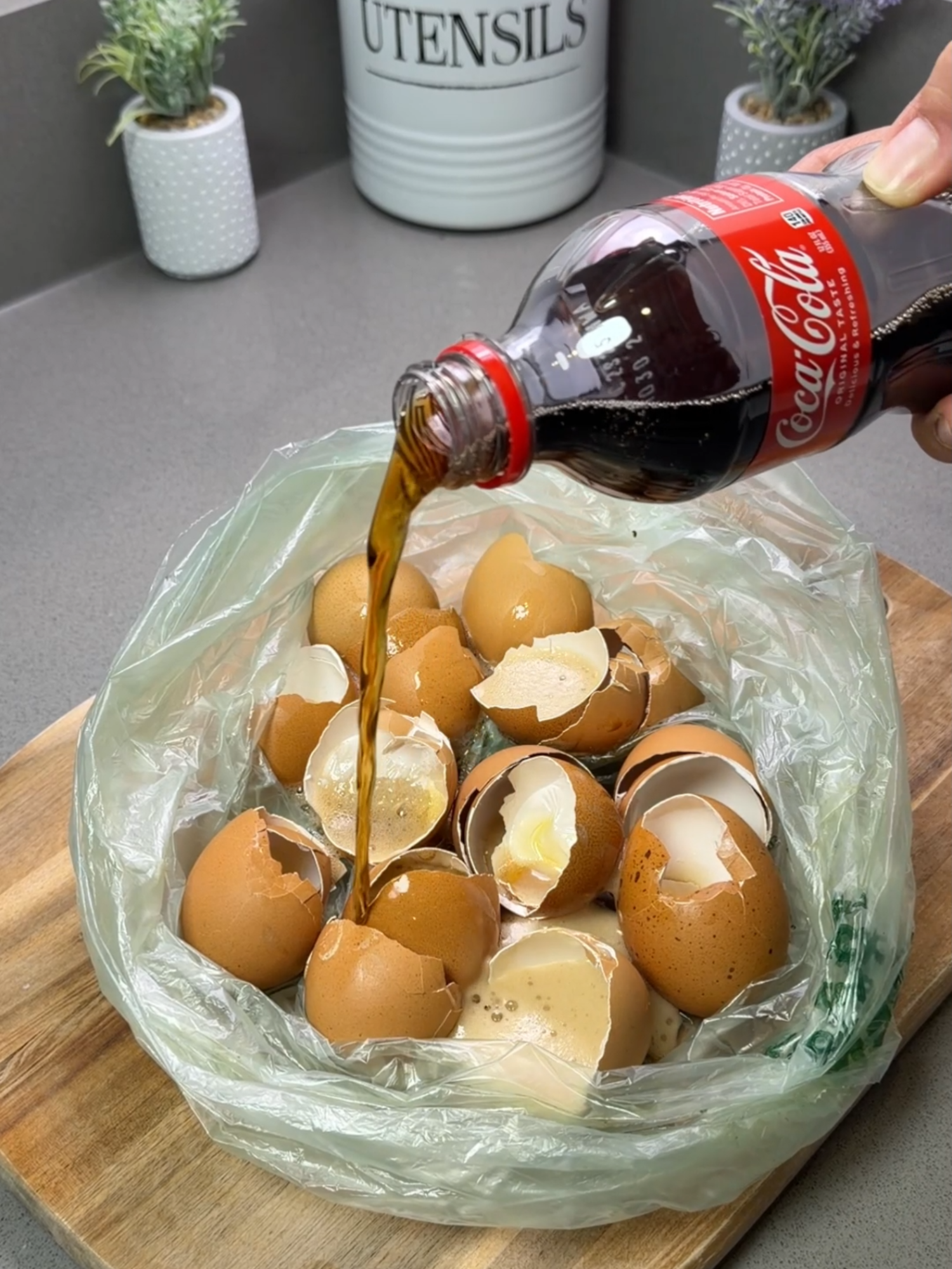 Eggshells are worth gold when mixed with Coca-Cola! 🤯#cocacola #KitchenHacks #cleaning