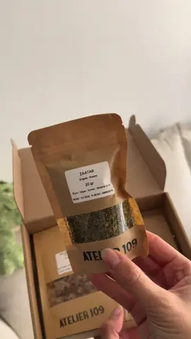 Une idée cadeau 🎁 par jour pendant 30 jours et aujourd’hui on se parle d’un coffret d’épices ! Il existe plein de marques très sympas et très qualitatives, mais ce petit coffret a 20€ il est très chouette ! 🧂 Tu le retrouves chez Atelier 109 Épices : déjà l’objet en lui-même est joli à offrir, et à l’intérieur : des bonnes épices à utiliser au quotidien ! ❤️✨ Une idée de cadeau à offrir ou à s’offrir, qui passe pour tout le monde, que tu connaisses la personne ou pas trop ! 👀 Ça peut même être une idée de cadeau Secret Santa quand tu ne sais pas quoi prendre pour un ami d’ami ou pour ta collègue ! 🎄🎅