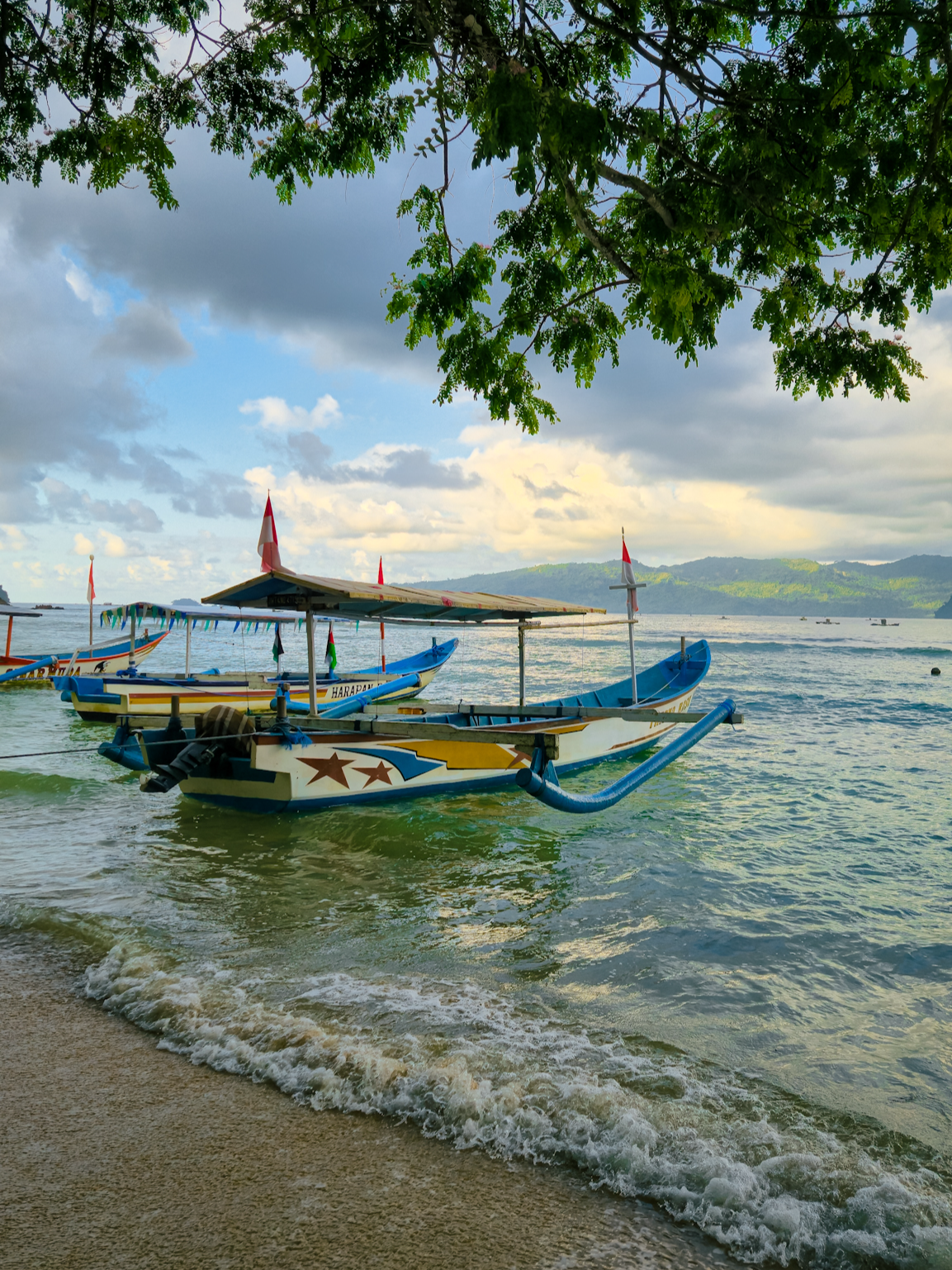 #bahanstory #rekomendasi #wisatapantai #trenggalek #karanggongso #travel #piknik #healing #camping #xyzbca