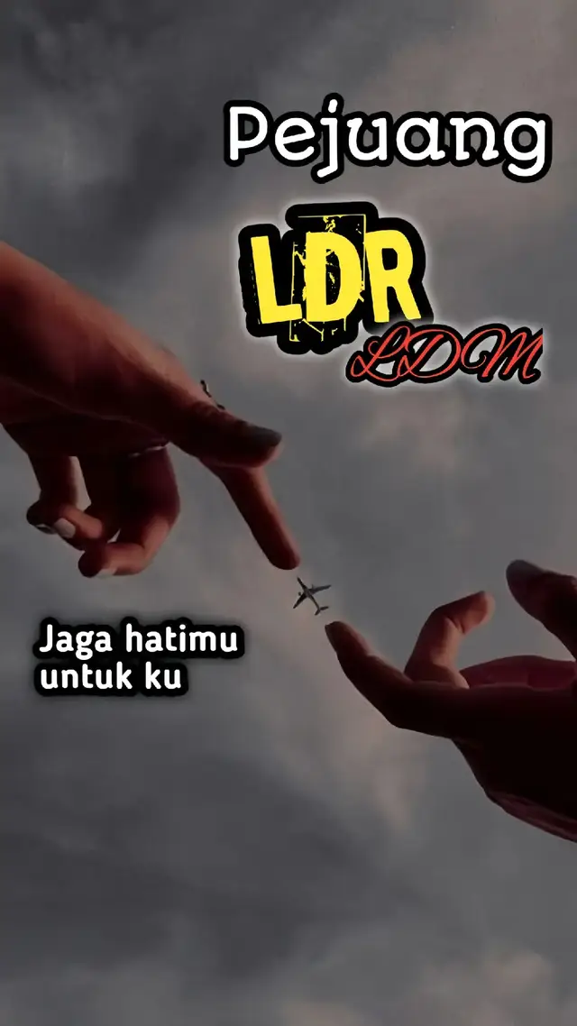 LDR (Long Distance Relationship)  dan LDM (Long Distance Marriage) terletak pada status hubungan. LDR adalah hubungan belum menikah jarak jauh, sedangkan LDM adalah hubungan pernikahan jarak jauh.  pasangan yang menjalani hubungan jarak jauh dan berjuang untuk mempertahankannya. Untuk menjaga keharmonisan, mereka perlu menjaga komunikasi yang terbuka dan jujur, membangun rasa saling percaya, menetapkan tujuan bersama, menyempatkan waktu untuk bertemu secara berkala (jika memungkinkan), dan memanfaatkan teknologi untuk tetap terhubung.  Menghadapi tantangan seperti rasa kesepian, kecemburuan, dan kebutuhan fisik akan kehadiran pasangan membutuhkan komitmen, kedewasaan, dan dukungan dari orang terdekat.  ☘️ Tips menjaga hubungan agar tetap langgeng, hingga akhir hayat.  ✅Mendoakan: Saling mendoakan untuk kebaikan bersama,  karena berdoa adalah salah satu perjagaan dari jarak jauh.  ✅Jaga komunikasi:  Komunikasi yang jujur, rutin, dan lancar adalah kunci. Tetapkan waktu khusus untuk video call setiap hari untuk saling bercerita dan melepas rindu.  ✅Bangun kepercayaan:  Percayalah satu sama lain dan hindari membuat asumsi yang bisa menimbulkan masalah. Komitmen yang teguh akan membuat kepercayaan semakin kuat.  ✅Tetapkan tujuan bersama:  Memiliki tujuan yang sama, seperti target waktu untuk kembali berkumpul, akan memberikan semangat untuk menjalani hubungan LDR.  ✅Maksimalkan teknologi:  Manfaatkan teknologi untuk 
