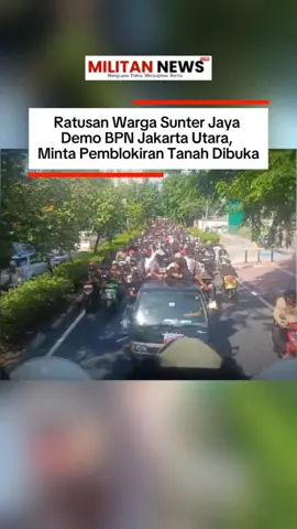 Ratusan warga Sunter Jaya mendatangi Kantor BPN Jakarta Utara, Rabu siang. Mereka menuntut pemblokiran ribuan bidang tanah segera dibuka. Aksi dimulai pukul sepuluh pagi. Warga membawa spanduk dan poster protes. Menurut perwakilan warga, ada sekitar lima ribu bidang tanah yang diblokir. Akibatnya, warga tidak bisa melakukan transaksi ataupun pengurusan administrasi. Kepala BPN Jakarta Utara, Sontang Manurung, turun langsung menemui massa. Ia naik ke mobil komando dan berjanji akan berkoordinasi dengan pusat. “Kami minta waktu satu minggu,” ujarnya. BPN juga menyerahkan surat kesepakatan resmi kepada koordinator aksi. Isinya: BPN akan berkoordinasi dengan Kanwil BPN DKI dan Kementerian ATR/BPN, serta mengupayakan pembukaan blokir dalam satu pekan. Aksi berjalan kondusif. Warga membubarkan diri setelah menerima komitmen tertulis dari BPN. #foryou #masukberanda #news #demo #bpn 