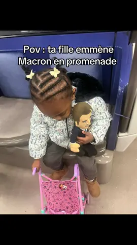 Sa poupée Macron elle ne le lache plus 😂 et on fini avec pleins de regards sur nous dans les transports #macron #promenade #sortieenfamille #babymama 