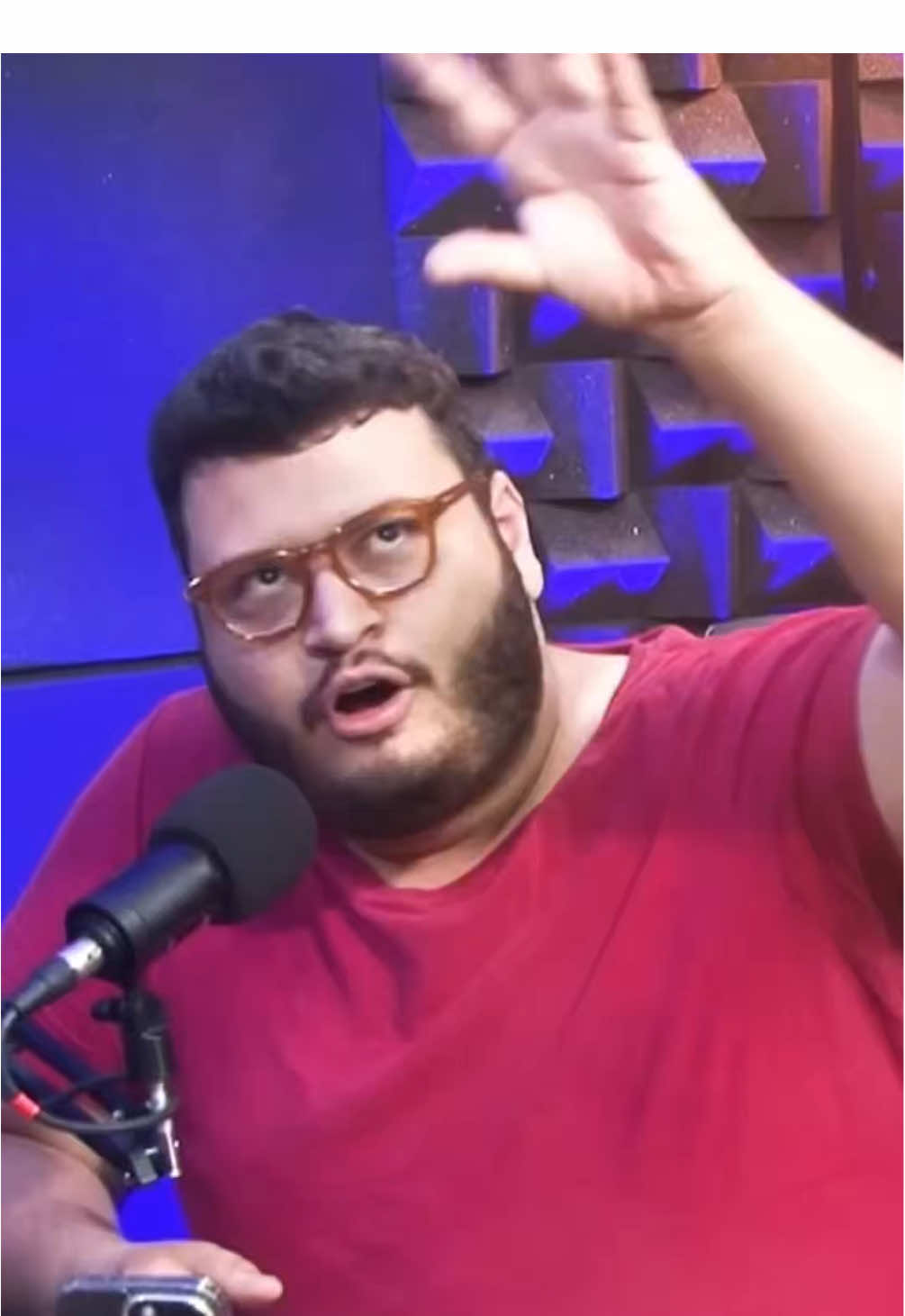 VICTOR HUGO REVELA QUE UM FÃ DESCOBRIU SEU NÚMERO DE TELEFONE E FEZ UM ALTAR