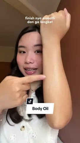 eh tapi semenjak ganti ke body oil, kulit aku GA PERNAH kering lagi loh, meskipun ga lagi pake! 🥹🤍 #moreoilmoreglow #almondoilseries #bestiekulitkering @ButteredOfficial 