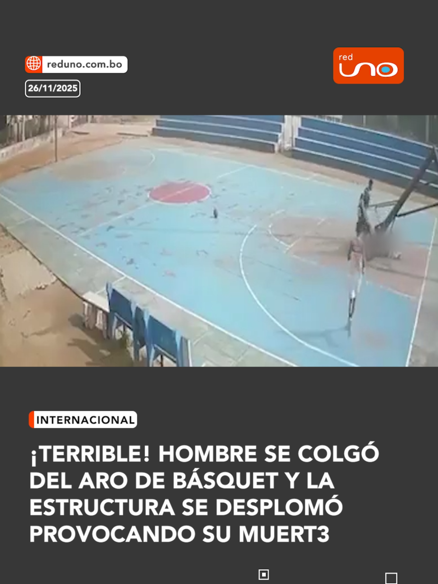 #Internacional | ¡Terrible! Un trágico hecho quedó registrado por cámaras de seguridad: un hombre se colgó del aro de una cancha de básquet y la estructura cedió por completo, causándole la muert3 de manera instantánea. ▶️ Más información en: www.reduno.com.bo #RedUno #RedUnoDigital #Notivisión #Noticias #Viral #Internacional #Terrible #Básquet