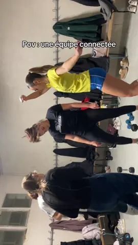 Bientôt en showcase dans votre région, même pas besoin de choré on est directement syncro grâce au pouvoir de l’amitié #volleyball #danse #pourtoiiiii #team #volley
