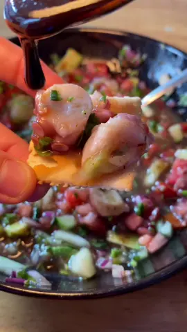 Nuevo chef, nuevo menú y una propuesta bien interesante: mariscos con toques de Nuevo chef, nuevo menú y una propuesta bien interesante: mariscos con toques de Veracruz, Guadalajara y cocina japonesa. Desde lo tradicional hasta lo exótico… ¡un mix sabroso que tienes que probar! Platillos que sorprenden por lo bien servidos, llenadores y con ese picorcito rico que uno busca. 🌶️🐟🍣 Para refrescar: 🍊 Naranjada 🍋 Limonada Clásicas, ligeras y perfectas para acompañar el picante del menú. 🥭 Tostada de atún tropical La favorita. Atún fresco y suavecito mezclado con mango, aguacate y ese toquecito cítrico que amarra todo… ¡una tostada que no quieres compartir! 🔥 🌶️ Aguachile rojo Sabrosísimo. Camarón y esa salsa picosita bien sazonada que te hace salivar 🤤. Otro de los favoritos del día. 🐙 Ceviche mixto (pulpo, camarón cocido y camarón curtido) Mega bien servido. El pulpo suavecito, el camarón fresco, todo súper balanceado. Ponle su salsita picosita y queda en otro nivel. 😮‍💨🍋 🍣 Sushi de aguachile negro Atrevido y diferente. Una fusión entre sushi y aguachile: la salsita negra, con sabor profundo, se mezcla con el frescor del camarón y el arroz. De esos platillos que no encuentras en cualquier menú. 🤌 Porciones generosas, precios accesibles y un servicio que te hace sentir en confianza. Ideal para ir con amigos, convivir a gusto y comer deli. Además, tienen servicio a domicilio. 🛵 🎲 Y tienen una dinámica divertidísima: De 2 a 5 pm, si te sale par de 6 en los dados… 👉 ¡NO PAGAS TU CUENTA! (Una oportunidad por mesa, promo limitada, aplican restricciones.) Horario Lunes ~ Sábado 12pm-7pm Domingo 12pm-6:30pm 📍C. Manuel Acuña 1408, Santa Teresita, 44600 Guadalajara, Jal.  . . . . #food #foodporn #Foodie #instafood #foodphotography                        