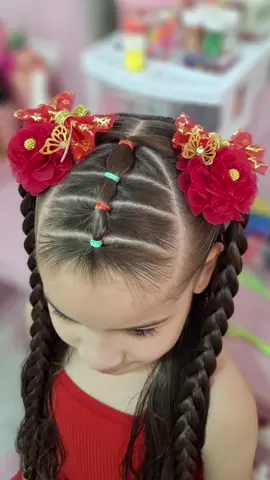 Mais uma ideia linda de penteado natalino 🎅🎄 #penteadoinfantil #penteadosfaceis #peinados #penteados #natal 