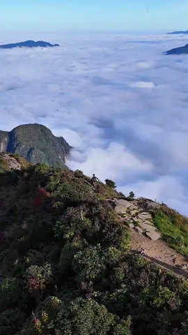 Sống lưng Ky Quan San, cảnh quan thật hùng Vĩ. #tour #trekking #xuhuong #chaoleonui #viral 